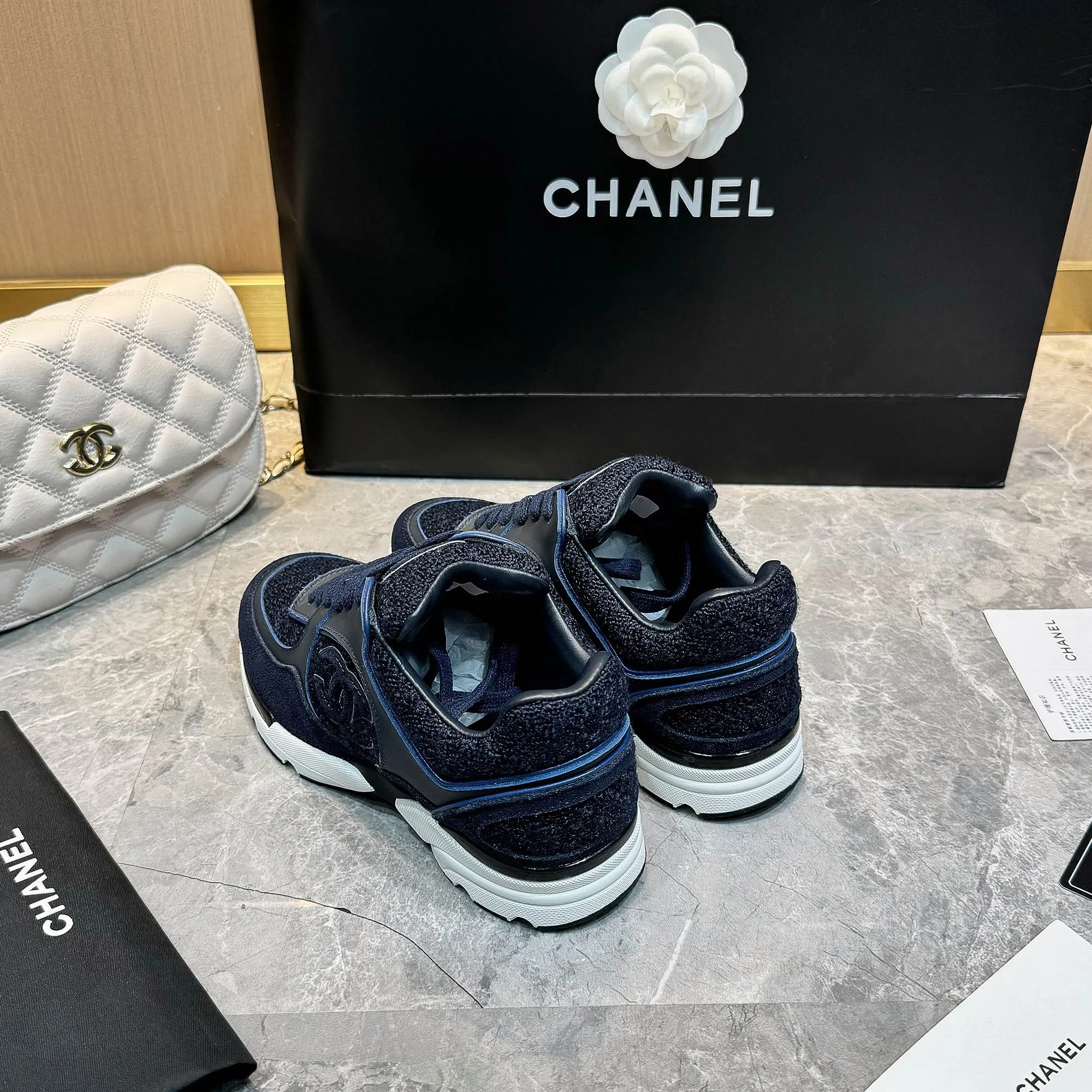 Men's shoes pP700! Chanel Chanel - 2024 counter top casual sneakers This classic design; the upper is embroidered with various techniques; the outsole is fashionable and sporty; the outsole is stylish and sporty; it incorporates a variety of color matching elements... The diversified mix and match is very good-looking and versatile, casual, fashionable, sports, and outdoor can be taken into account... ꫛꫀꪝ Go➫ Material: ❶Upper made of: original imported high silk cowhide suede + small fragrance fabric ❷Inner use: Original imported breathable sheepskin lining ❸ Outsole based on: Original TPU combination outsole Special counter boutique packaging complete set Women 35–41 Men 38-45